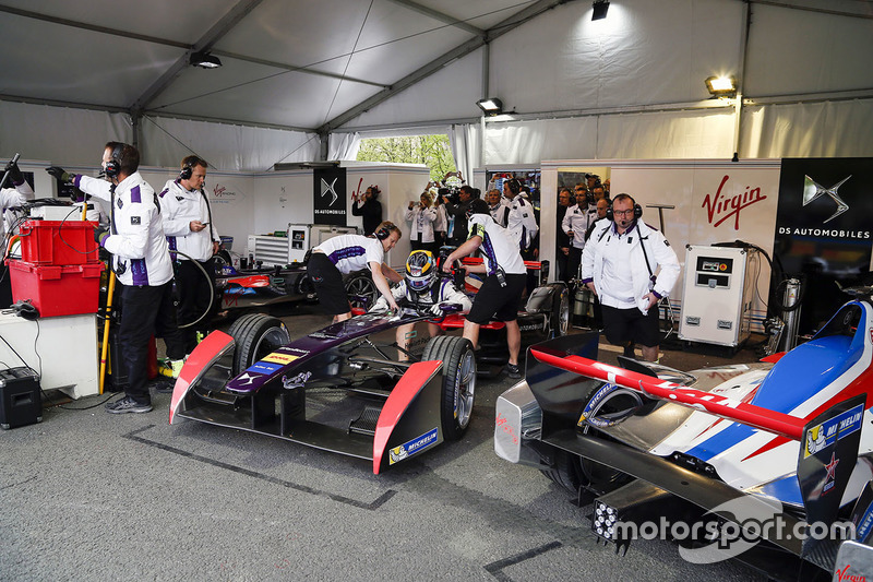 Jean Eric Vergne Ds Virgin Racing Pit Stop At Paris Eprix Jean Eric Vergne Ds Virgin Racing Pit Stop