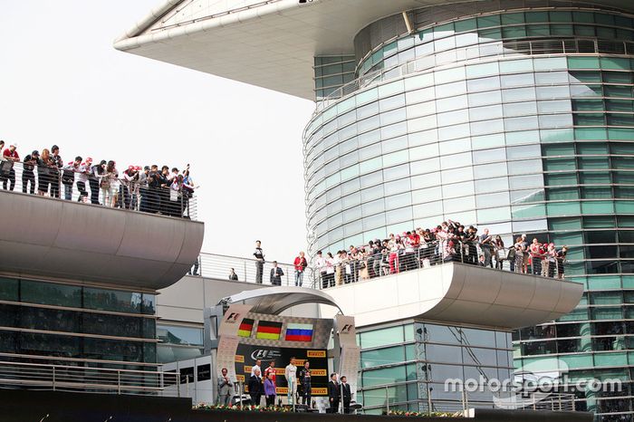 Podio: ganador Nico Rosberg, Mercedes AMG F1 Team, el segundo lugar Sebastian Vettel, Ferrari, tercero Daniil Kvyat, Red Bull Racing