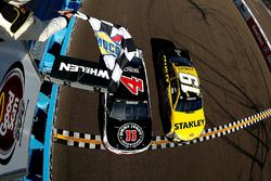 Kevin Harvick, Stewart-Haas Racing Chevrolet schlägt Carl Edwards, Joe Gibbs Racing Toyota