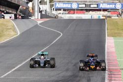 Lewis Hamilton, Mercedes AMG F1 W07 Hybrid et Max Verstappen, Scuderia Toro Rosso STR11