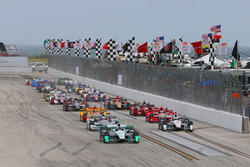 Start: Simon Pagenaud, Team Penske Chevrolet aan de leiding