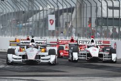 Juan Pablo Montoya, Team Penske Chevrolet, passeert Helio Castroneves, Team Penske Chevrolet