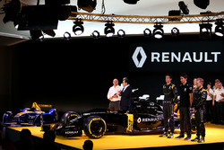 Frederic Vasseur, Renault F1 Team Racing Director, Carlos Ghosn, voorzitter Renault, Kevin Magnussen