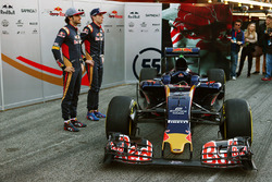 Max Verstappen, Scuderia Toro Rosso, und Carlos Sainz Jr., Scuderia Toro Rosso, mit dem Scuderia Tor