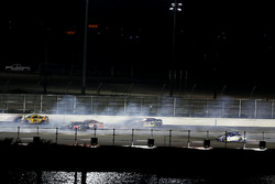 Chrash Kyle Busch, Joe Gibbs Racing Toyota; Martin Truex Jr., Furniture Row Racing Toyota; Carl Edwa