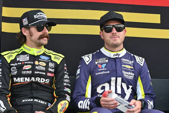 Ryan Blaney, Team Penske, Alex Bowman, Hendrick Motorsports