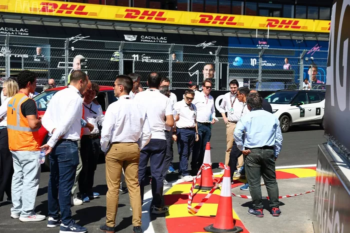 Los responsables de la FIA inspeccionan el circuito