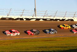 Kyle Larson, Chip Ganassi Racing Chevrolet, Kurt Busch, Stewart-Haas Racing Ford and Chase Elliott, Hendrick Motorsports Chevrolet