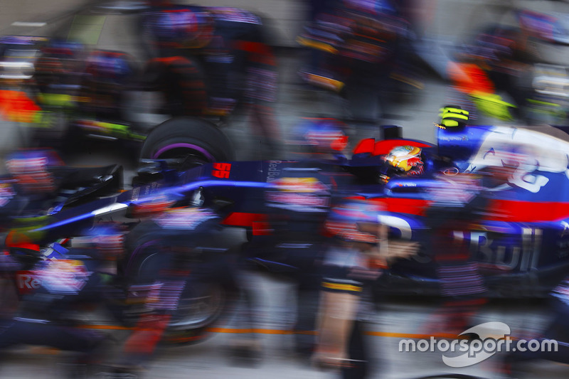 Carlos Sainz Jr., Scuderia Toro Rosso STR12, pit stop action