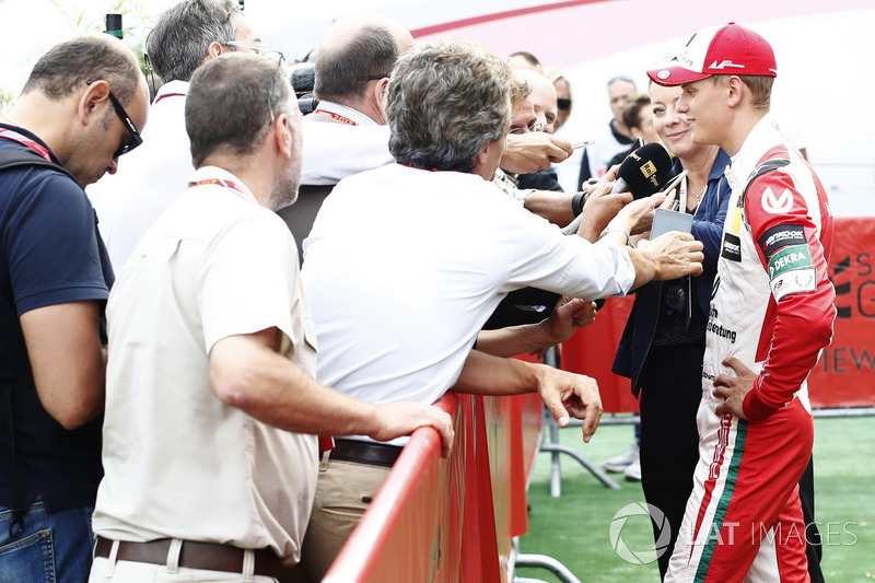 Mick Schumacher guida una Benetton B194