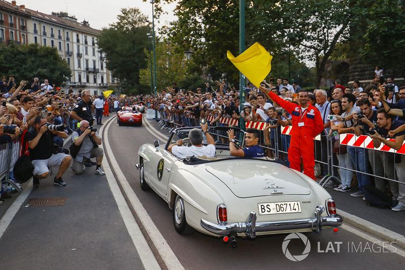 Pascal Wehrlein, Sauber, en el desfile de Milán