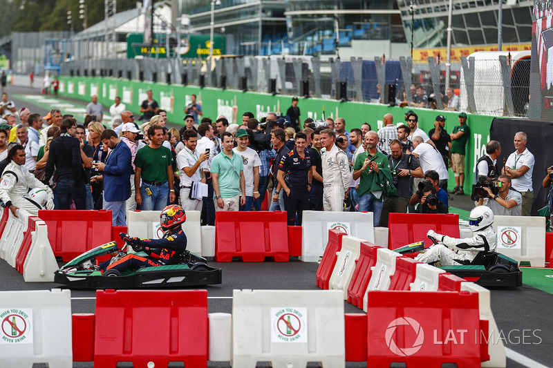 Max Verstappen corre de kart com o ex-goleiro Dida