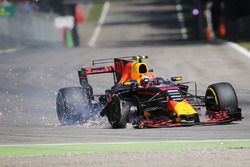 Max Verstappen, Red Bull Racing RB13, front puncture