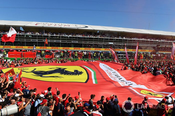 La enorme bandera de Ferrari en la recta de Monza es una de las imágenes que se repiten cada temporada