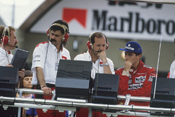Ayrton Senna, McLaren MP4/4 Honda, sur le muret des stands avec Ron Dennis et Gordon Murray après sa disqualification