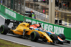 Kevin Magnussen, Renault Sport F1 Team RS16 and Pascal Wehrlein, Manor Racing MRT05 battle for posit