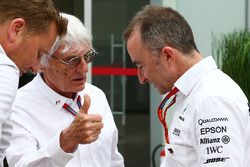 (L naar R): Bernie Ecclestone, met Paddy Lowe, Mercedes AMG F1 Executive Director (Techniek)