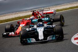 Valtteri Bottas, Mercedes AMG F1 W08; Sebastian Vettel, Ferrari SF70H