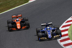 Marcus Ericsson, Sauber C36, battles, Fernando Alonso, McLaren MCL32