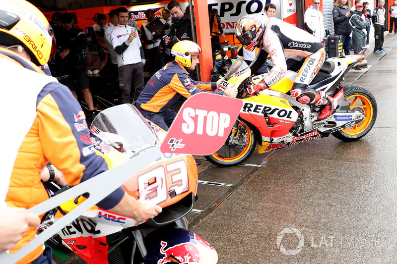 Marc Marquez, Repsol Honda Team pit lane bike swap