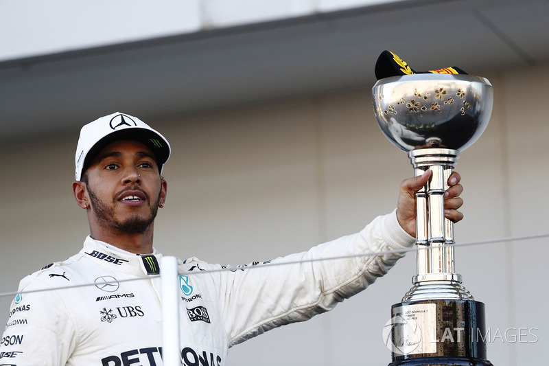 Lewis Hamilton, Mercedes AMG F1, festeggia sul podio con il trofeo del vincitore