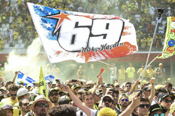Fans mit Flagge für Nicky Hayden