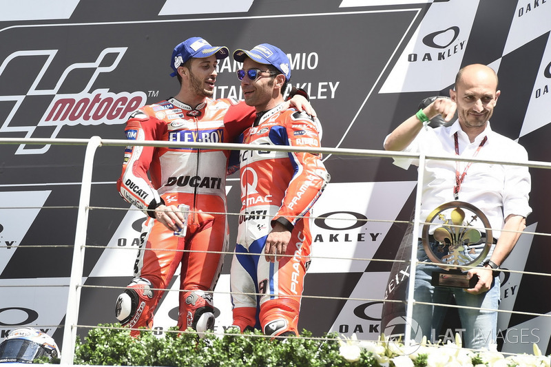 Подіум: третє місце Даніло Петруччі, Pramac Racing, Клаудіо Доменікале, генеральний директор Ducati, переможець гонки Андреа Довіціозо, Ducati Team