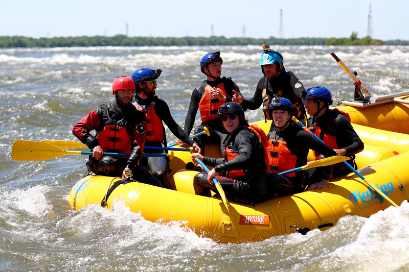 Pilotos de Red Bull hacen rafting en el río: Daniel Ricciardo, Max Verstappen, Daniil Kvyat y Carlos Sainz, Jr.