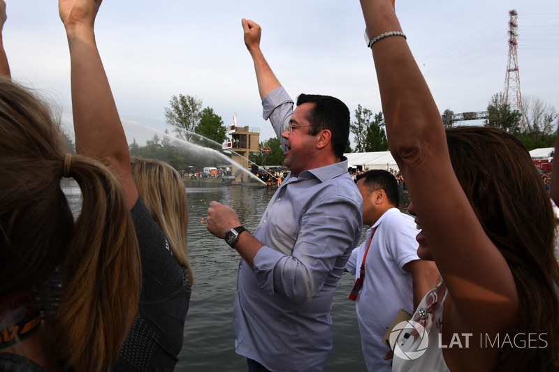 Eric Boullier, McLaren Director de McLaren celebra en la carrera de balsas