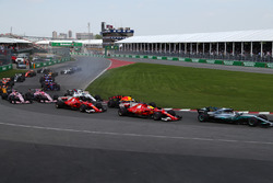 Valtteri Bottas, Mercedes-Benz F1 W08 , Sebastian Vettel, Ferrari SF70H and Kimi Raikkonen, Ferrari SF70H at the start of the race