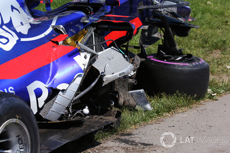Разбитый автомобиль Scuderia Toro Rosso STR12 Карлоса Сайнса после столкновения с машиной Фелипе Мас