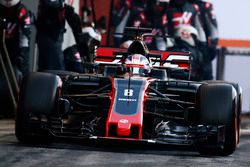 Romain Grosjean, Haas F1 Team VF-17, practice their pit stops