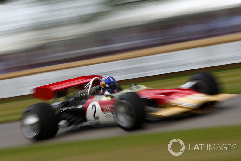 <img src="https://cdn-7.motorsport.com/static/img/cfp/0/0/0/200/227/s3/united_kingdom-2.jpg" alt="" width="20" height="12" /> Эдриан Ньюи (конструктор, технический директор Red Bull)