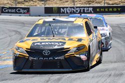 Matt Kenseth, Joe Gibbs Racing Toyota, Chris Buescher, JTG Daugherty Racing Chevrolet