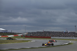 Макс Ферстаппен, Red Bull Racing RB13, Себастьян Феттель, Ferrari SF70H, и Нико Хюлькенберг, Renault