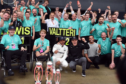 Race winner Lewis Hamilton, Mercedes AMG F1 celebrates with his brother Nick Hamilton, Valtteri Bottas, Mercedes AMG F1, Billy Monger and the team