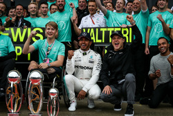 Le vainqueur Lewis Hamilton, Mercedes AMG F1 fête sa victoire avec son frère Nicolas Hamilton, Valtteri Bottas, Mercedes AMG F1, Billy Monger et l'équipe
