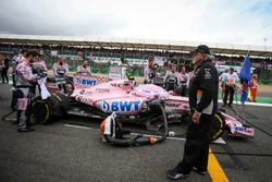 Dr. Vijay Mallya, proprietario del Sahara Force India Formula One Team guarda la monoposto di Esteba