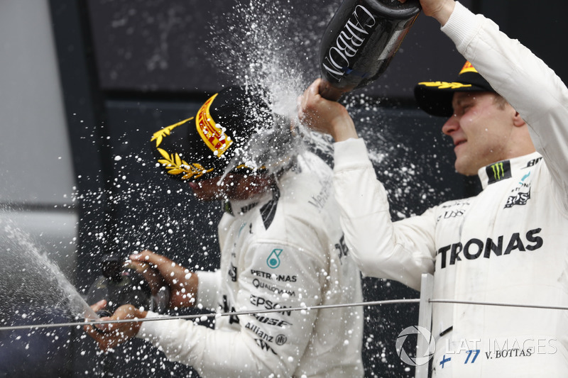 Podio: segundo lugar Valtteri Bottas, Mercedes AMG F1, ganador de la carrera Lewis Hamilton, Mercede