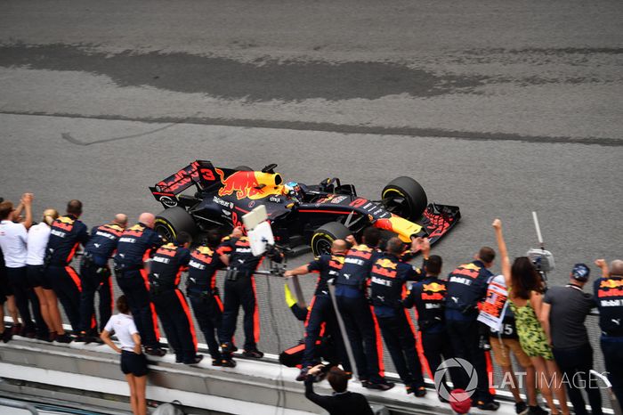 Daniel Ricciardo, Red Bull Racing RB13, cruza la meta.
