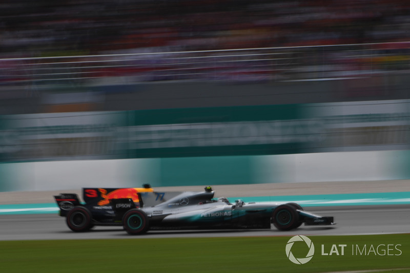 Valtteri Bottas, Mercedes-Benz F1 W08 e Daniel Ricciardo, Red Bull Racing RB13 lottano per la posizione