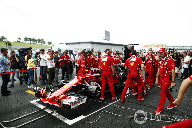 Ferrari sedang memperbaiki SF70-H milik Raikkonen di grid