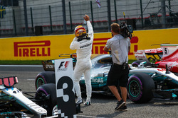 Il poleman Lewis Hamilton, Mercedes AMG F1 festeggia nel parco chiuso