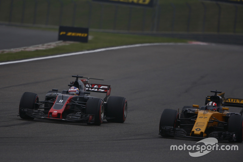 Romain Grosjean, Haas F1 Team VF-17, leads Nico Hulkenberg, Renault Sport F1 Team RS17