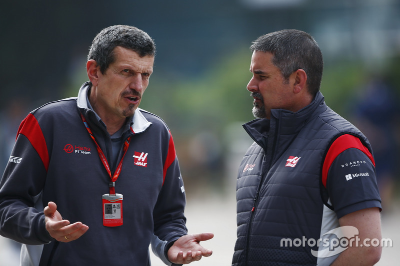 Guenther Steiner, Team Principal, Haas F1 Team, parla con un collega