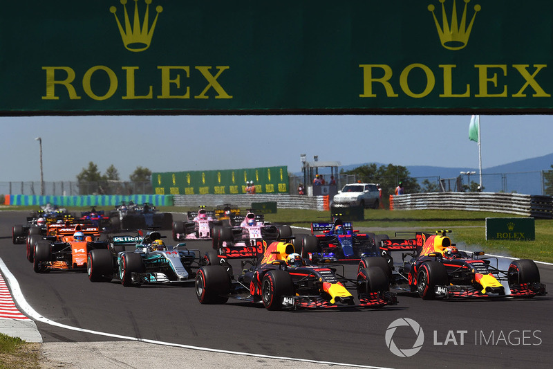 Daniel Ricciardo, Red Bull Racing RB13 and Max Verstappen, Red Bull Racing RB13 at the start of the race