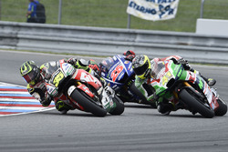 Crutchlow overtaking Aleix Espargaro, Aprilia Racing Team Gresini