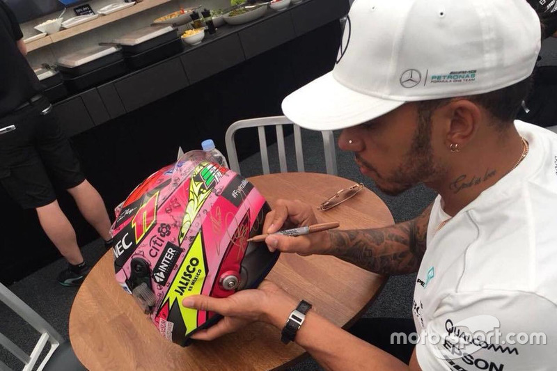 Lewis Hamilton, Mercedes AMG firma el casco de Sergio Pérez para subasta en pro de los afectados por