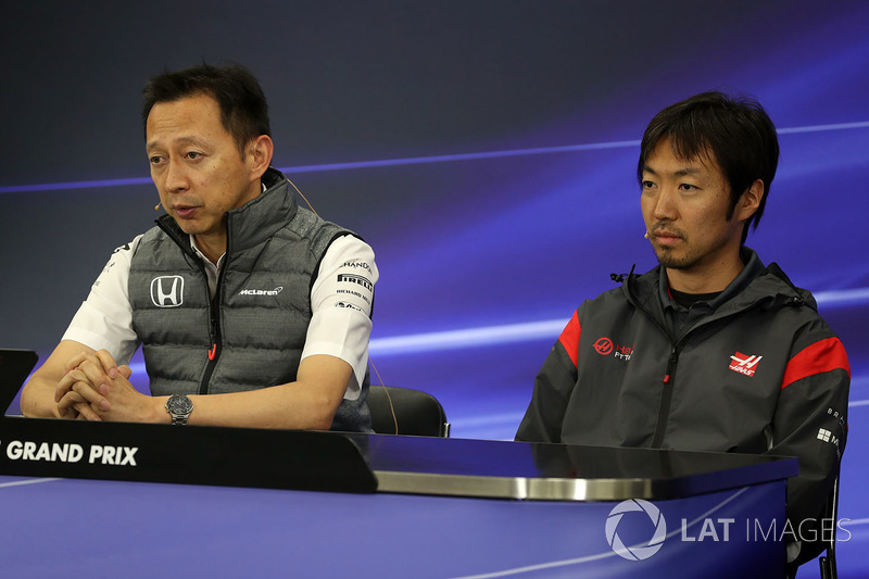 Yusuke Hasegawa, jefe de Honda Motorsport y Ayao Komatsu, ingeniero de Haas F1 en la rueda de prensa