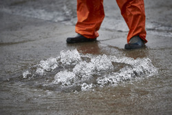 Une bouche d'évacuation déborde à cause de la pluie
